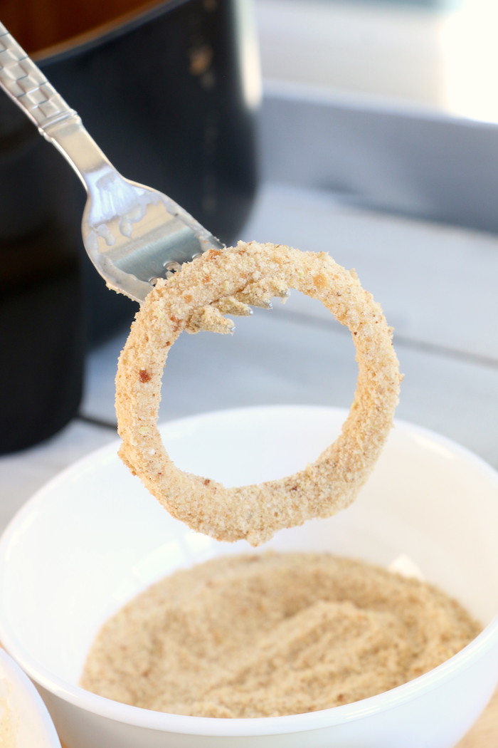 Air Fryer Onion Rings - Fresh onion slices dredged in a flavorful breadcrumb mixture and air fried until crispy and perfectly golden.