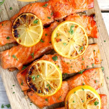air fried salmon with lemon slices