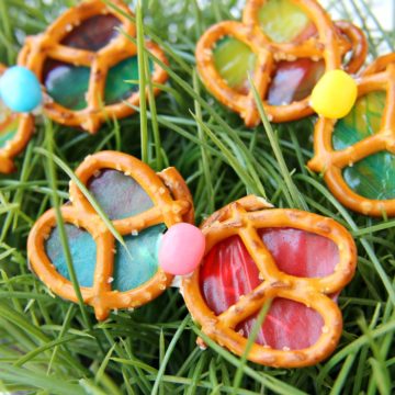 Pretzel Butterflies - These Pretzel Butterflies are only four ingredients and so much fun to snack on! Fruit Roll-Ups bring color to the wings and give a gorgeous stained glass effect. So pretty when held up to the sun!