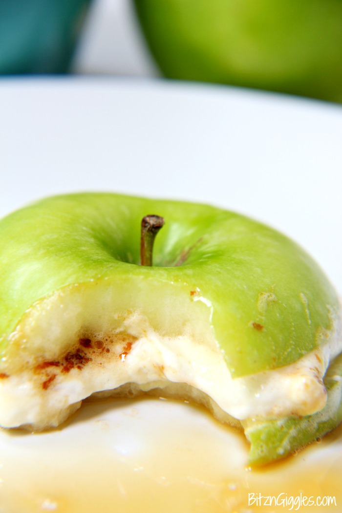 Caramel Apple S'mores - Toasted marshmallows and caramel in between two thin apple slices! Tastes SO good!