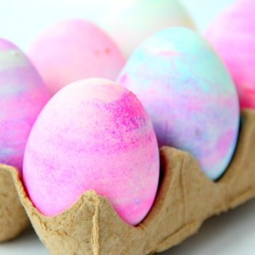 Cool Whip Easter Eggs - Cool Whip helps produce swirls of gorgeous color in this family-friendly DIY easter egg dyeing method!