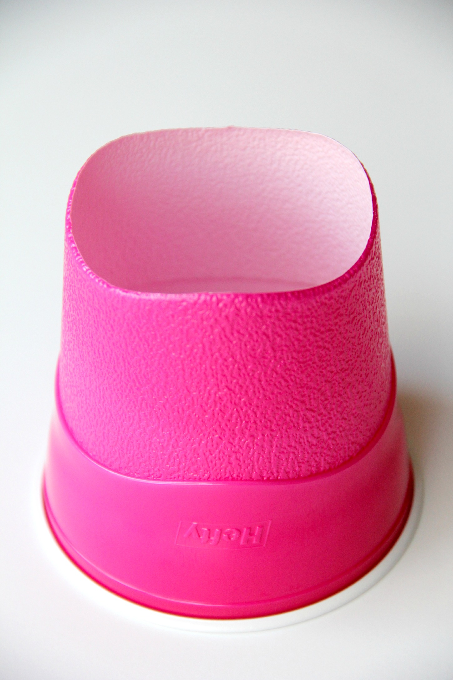 Valentine Bubblegum Machines - These DIY bubblegum machines are sure to make your Valentine smile!! They're so easy to make!