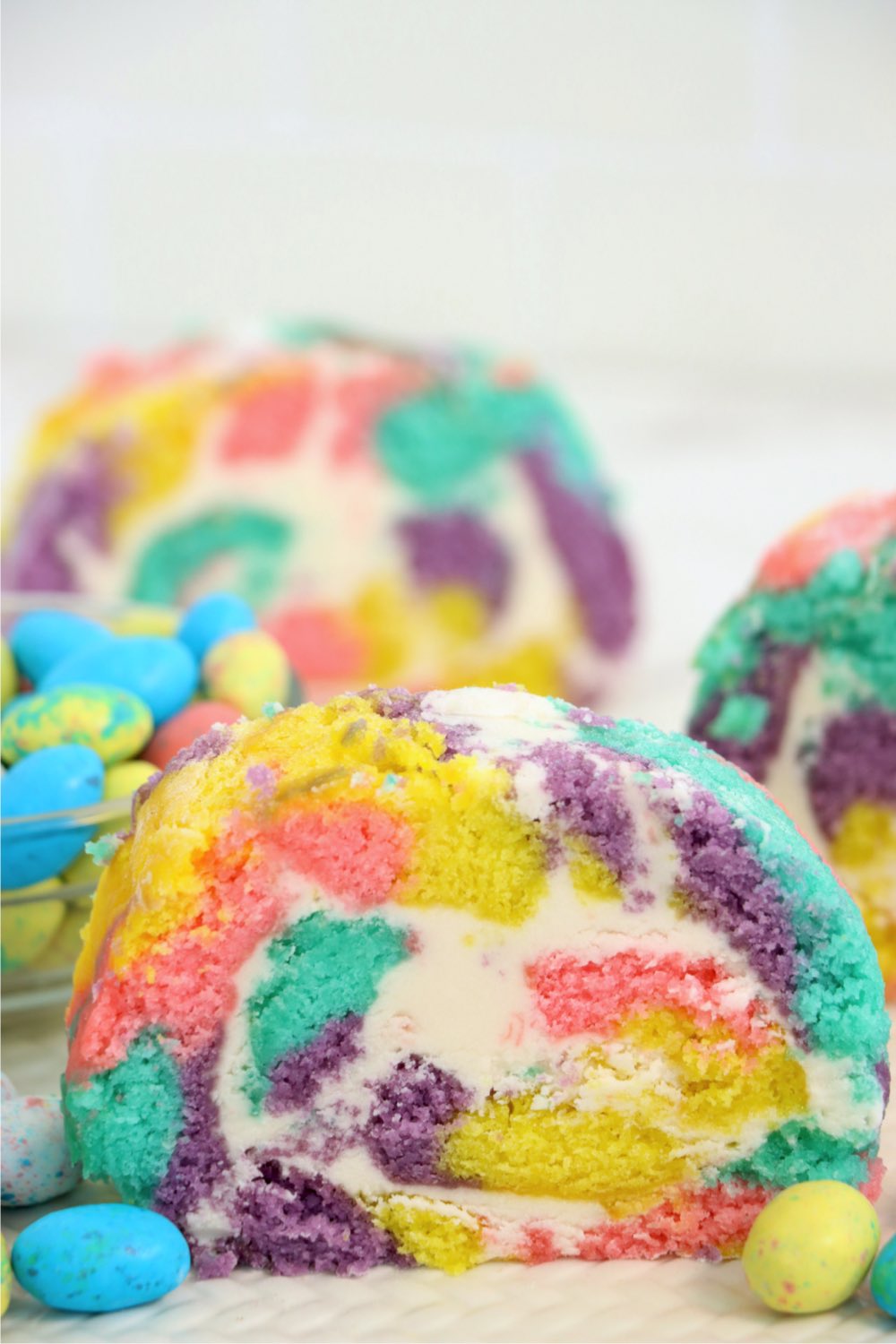 Pastel cake roll cut into slices