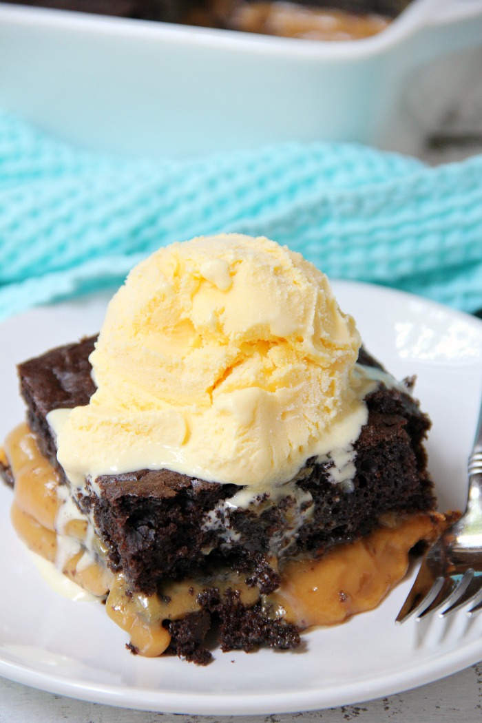 Easy Caramel Fudge Cake - An easy chocolate fudge cake filled with gooey melted caramel. No frosting required! Serve warm with a scoop of vanilla ice cream! Sooo good!