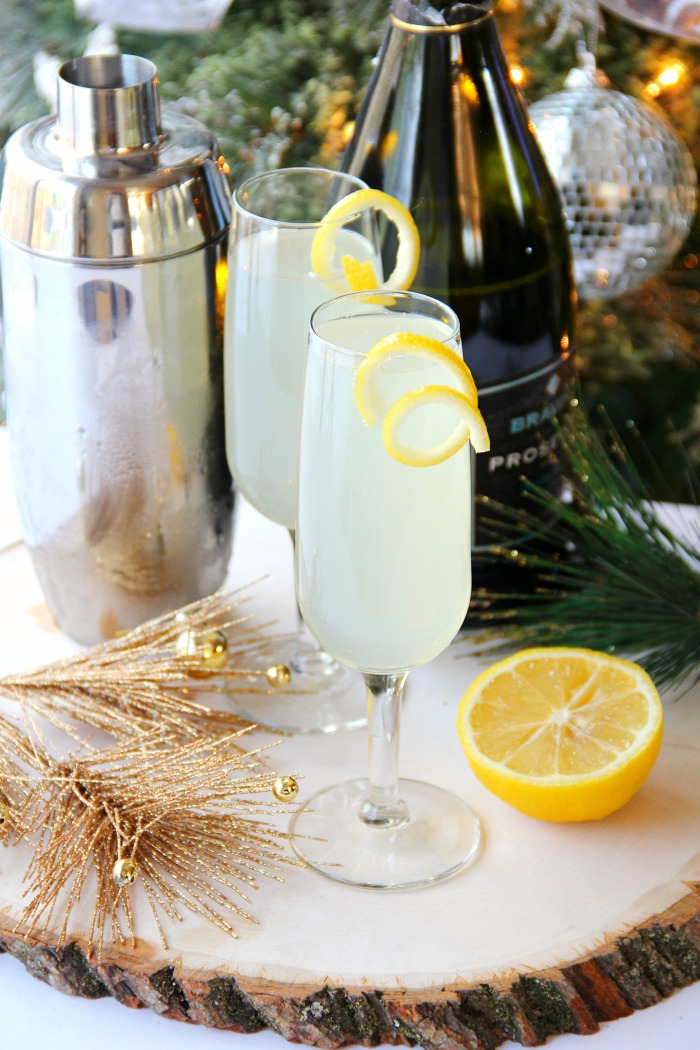 French 75 Champagne Cocktail - An elegant champagne cocktail with history that goes back to WWI. A perfect drink for parties and celebrations, especially New Year's Eve!