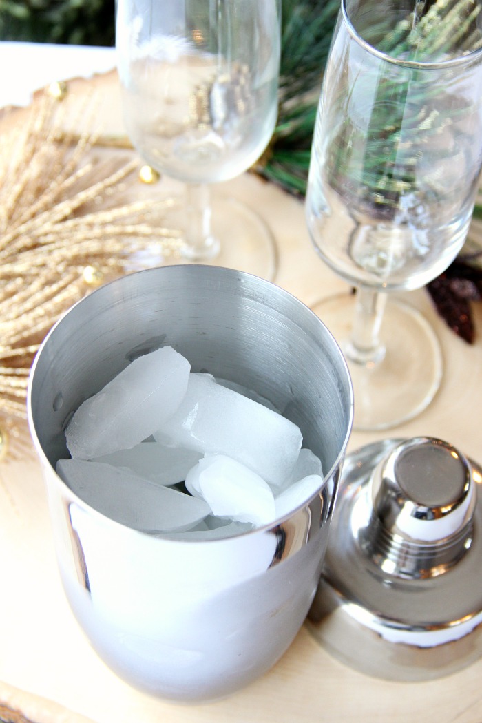 French 75 Champagne Cocktail - An elegant champagne cocktail with history that dates back to WWI. A perfect drink for parties and celebrations, especially New Year's Eve!