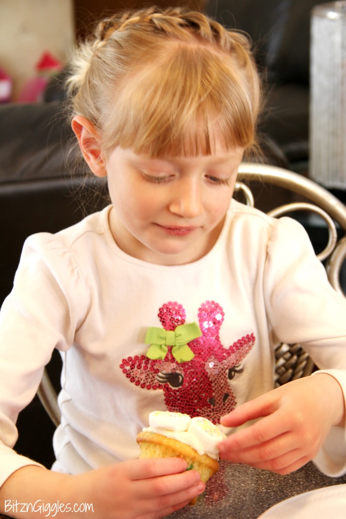Marshmallow Flower Cupcakes - Funfetti cupcakes with sprinkled marshmallow flowers perfect for spring!