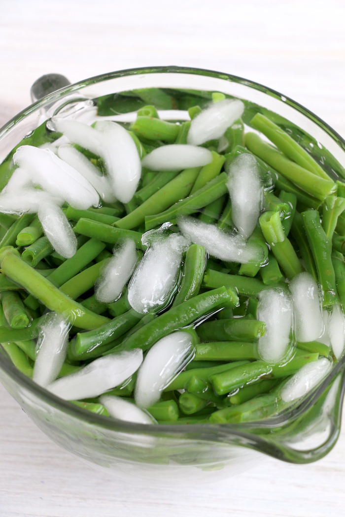 green beans in ice water