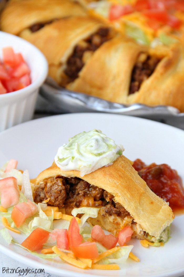 Ultimate Crescent Roll Taco Ring - This isn't just a taco ring, it's filled with guacamole, sour cream, cheese and tomatoes - easy and delicious, ready to serve a crowd!
