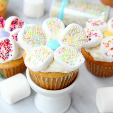 Marshmallow Flower Cupcakes - Funfetti cupcakes with sprinkled marshmallow flowers perfect for spring!