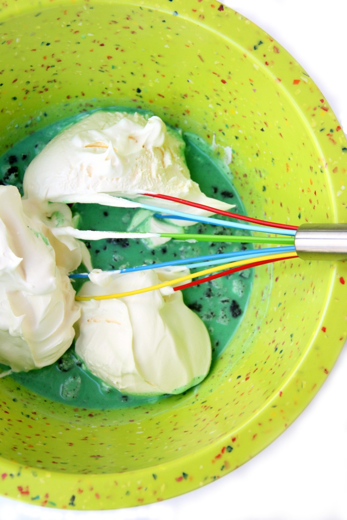 Mint Oreo Pudding Shots - Perfect for the holidays, St. Patrick's Day or just whenever you're in the mood for a little taste of mint and chocolate. These taste just like an adult version of a Thin Mint Girl Scout Cookie!