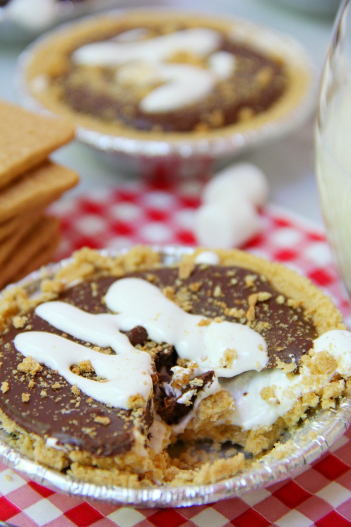 No-Bake S'mores Tarts - A delicious spin on the traditional s'more. These 5-ingredient mini pies are filled with marshmallow creme, chocolate and peanut butter. The perfect end to a summer BBQ!