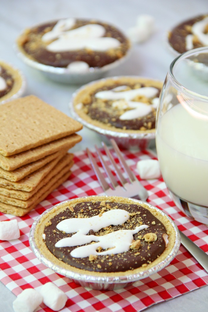 No-Bake S'mores Tarts - A delicious spin on the traditional s'more. These 5-ingredient mini pies are filled with marshmallow creme, chocolate and peanut butter. The perfect end to a summer BBQ!