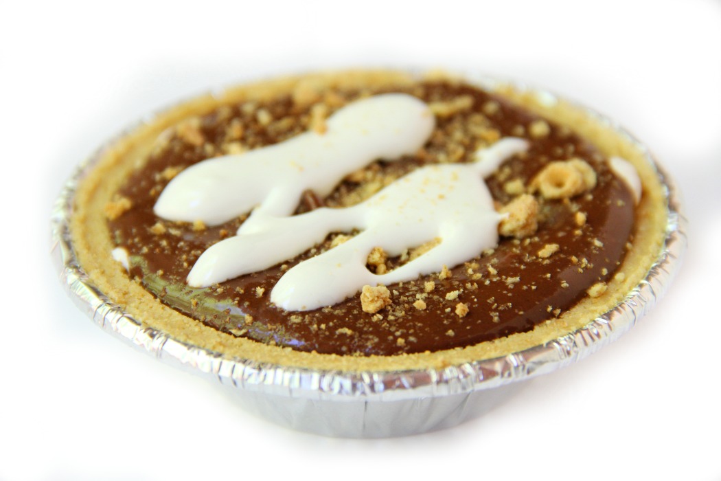 No-Bake S'mores Tarts - A delicious spin on the traditional s'more. These 5-ingredient mini pies are filled with marshmallow creme, chocolate and peanut butter. The perfect end to a summer BBQ!