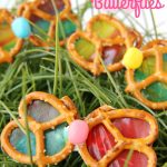 Pretzel Butterflies - 4-Ingredient beautiful butterflies to snack on! Rollups act as the colorful wings and give a gorgeous stained glass effect. So pretty when held up to the sun!