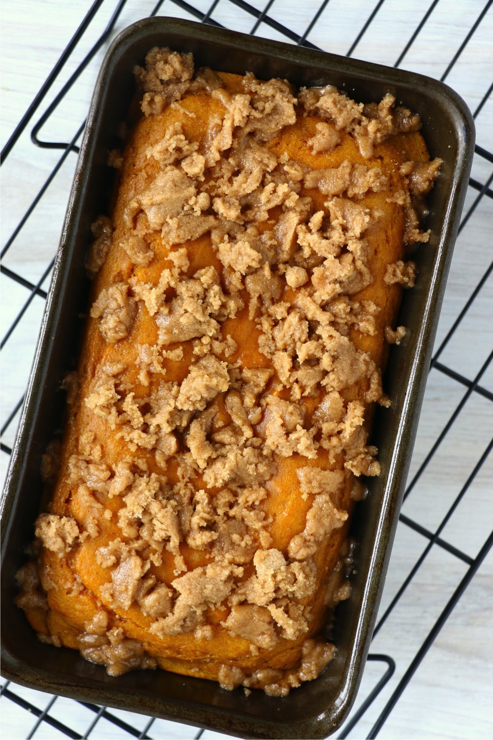 Pumpkin bread with cinnamon sugar streusel topping