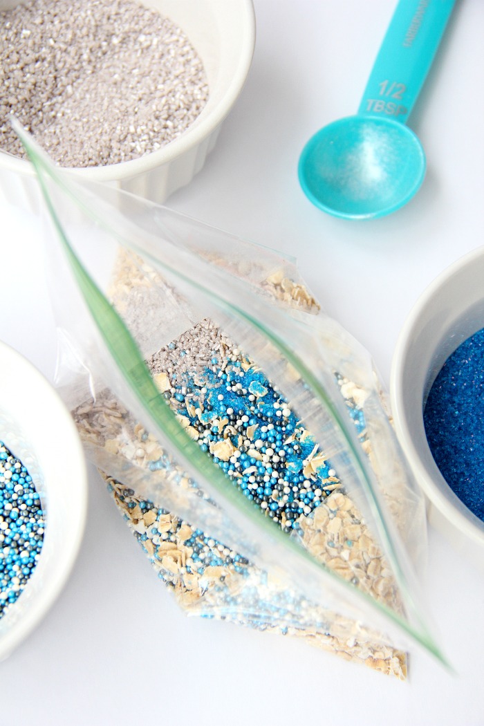 Magic Reindeer Food With Free Printable - Kids will love to sprinkle this Magic Reindeer Food in their yard to guide the reindeer to their home on Christmas Eve. Includes recipe + FREE printable bag topper!