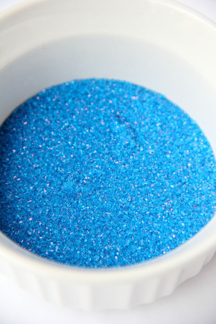 Magic Reindeer Food With Free Printable - Kids will love to sprinkle this Magic Reindeer Food in their yard to guide the reindeer to their home on Christmas Eve. Includes recipe + FREE printable bag topper!