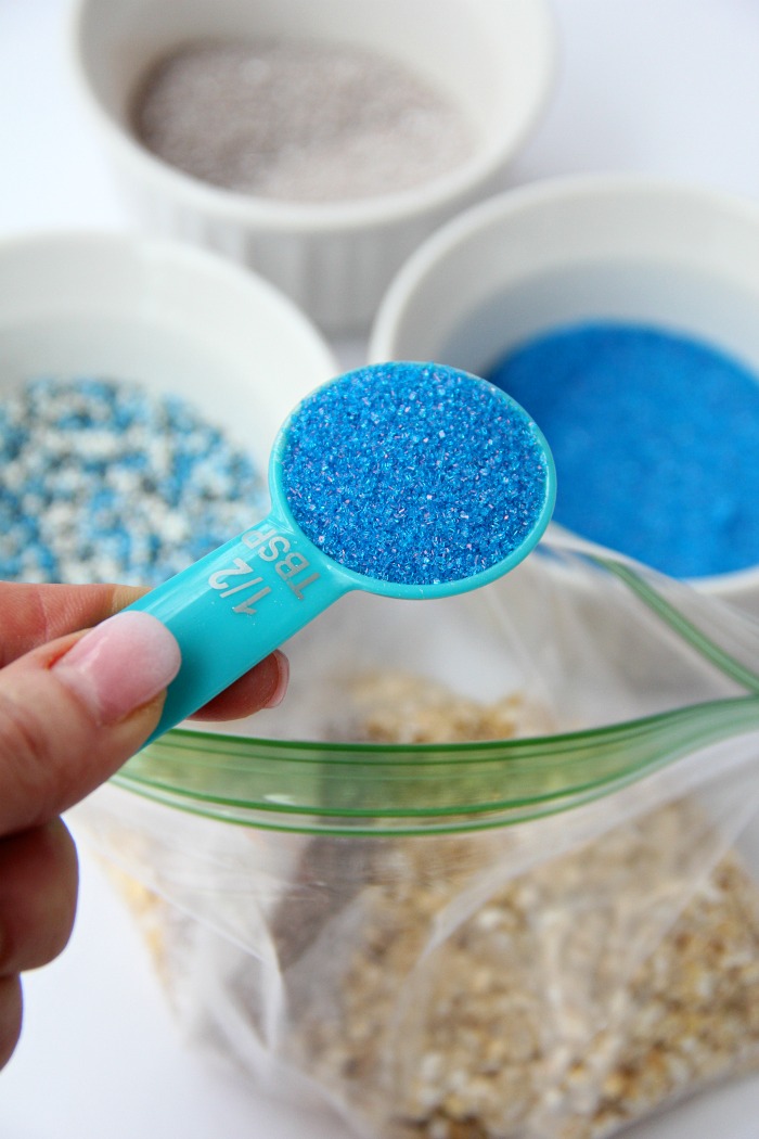 Magic Reindeer Food With Free Printable - Kids will love to sprinkle this Magic Reindeer Food in their yard to guide the reindeer to their home on Christmas Eve. Includes recipe + FREE printable bag topper!