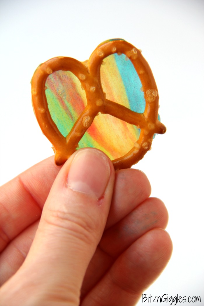 Pretzel Butterflies - 4-Ingredient beautiful butterflies to snack on! Rollups act as the colorful wings and give a gorgeous stained glass effect. So pretty when held up to the sun!