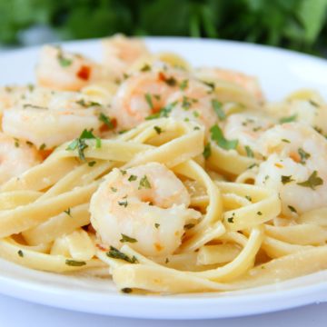 Lemon Garlic Shrimp Fettuccine - lemon, garlic and red pepper flakes bring a punch of flavor to this quick and easy shrimp pasta recipe!