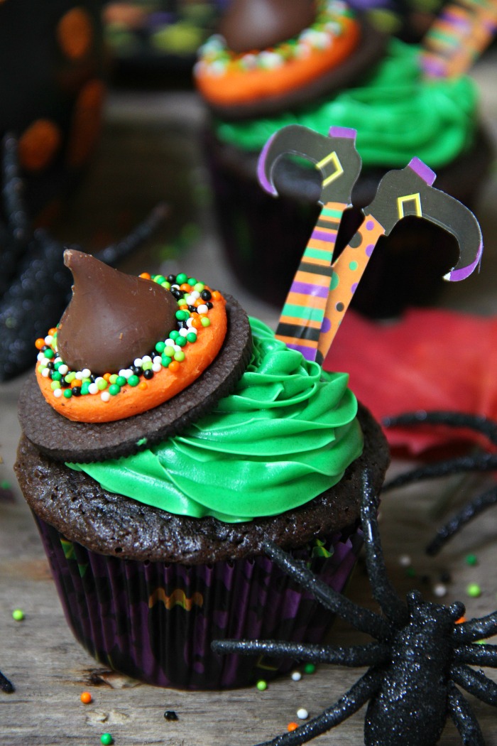 Easy Wicked Witch Cupcakes - These Halloween witch cupcakes are so easy to create. They look so professional yet they go together quickly with a few simple hacks!