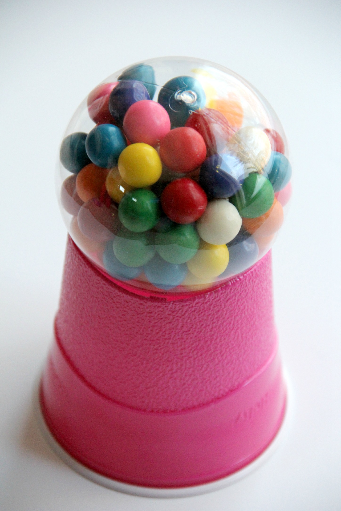 Valentine Bubblegum Machines - These DIY bubblegum machines are sure to make your Valentine smile!! They're so easy to make!