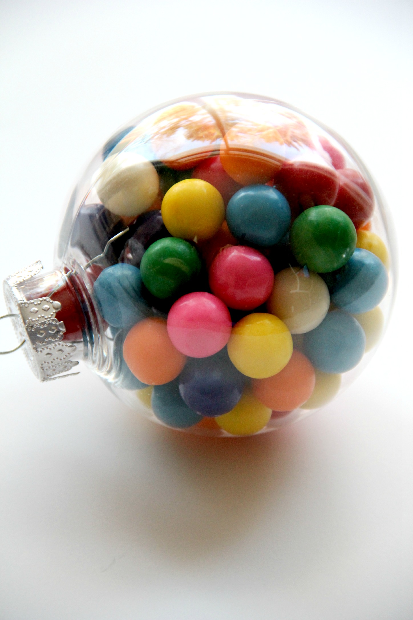 Valentine Bubblegum Machines - These DIY bubblegum machines are sure to make your Valentine smile!! They're so easy to make!