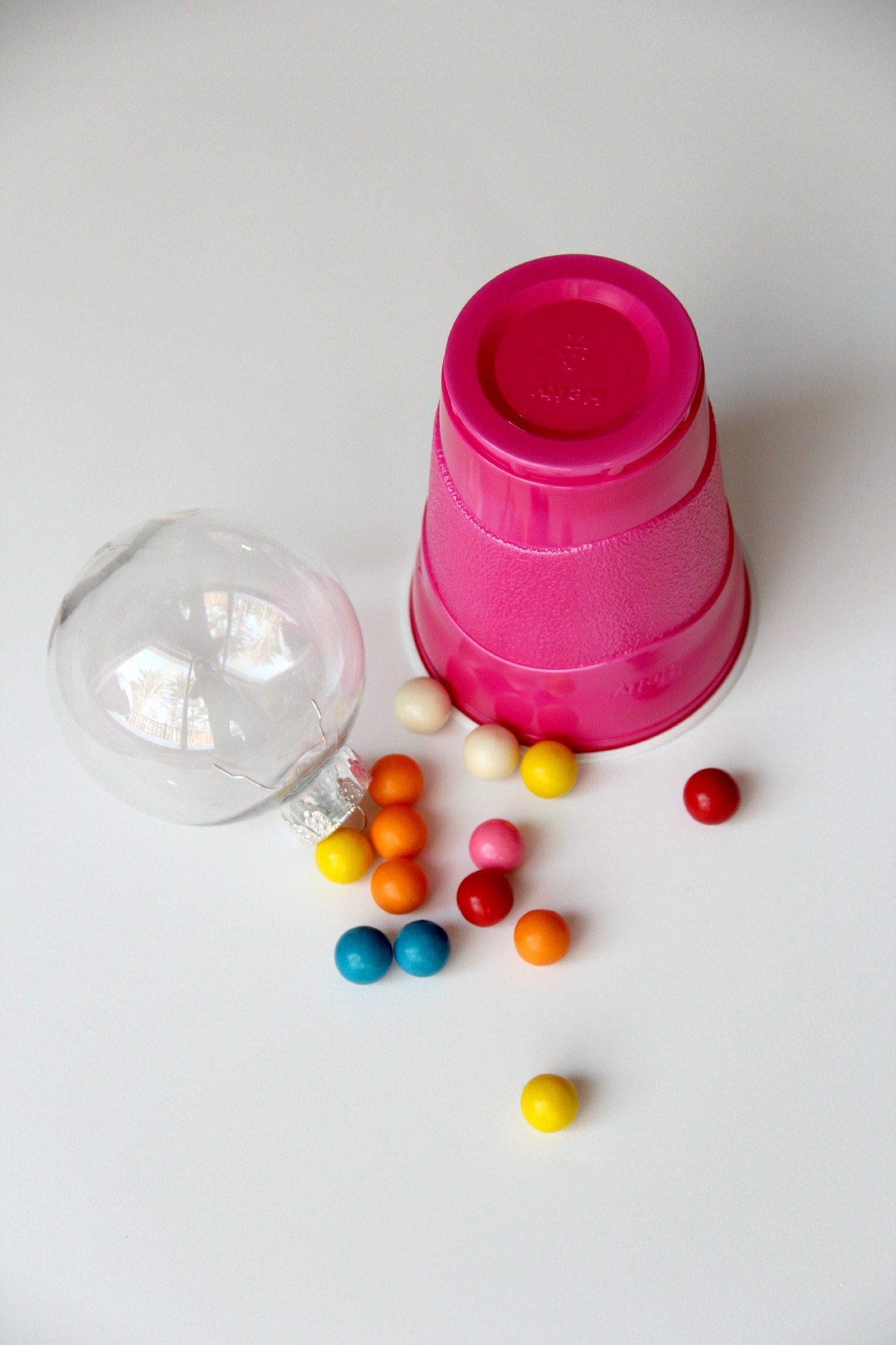Valentine Bubblegum Machines - These DIY bubblegum machines are sure to make your Valentine smile!! They're so easy to make!